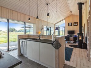 Køleskab, mikrobølgeovn, opvaskemaskine, køkkentøj/tallerkener/redskaber