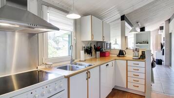 Fridge, microwave, dishwasher, cookware/dishes/utensils