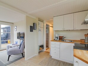 Kjøleskap, ovn, oppvaskmaskin og høy barnestol