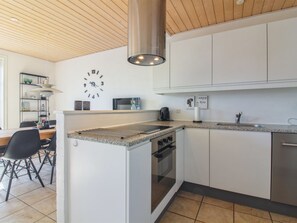 Kühlschrank, Mikrowelle, Geschirrspüler, Kochgeschirr/Geschirr/Besteck