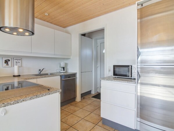 Fridge, microwave, dishwasher, cookware/dishes/utensils