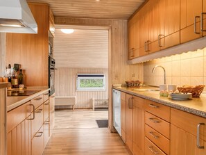 Kylskåp, mikrovågsugn, diskmaskin och grytor/köksredskap