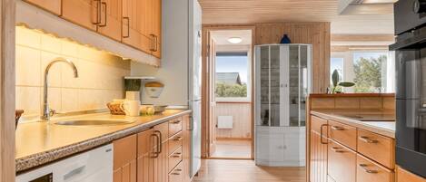 Refrigerador, microondas, lavavajillas y utensilios de cocina