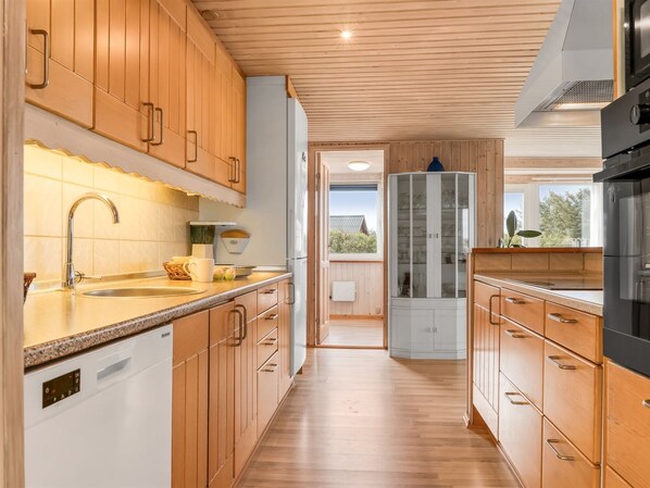 Fridge, microwave, dishwasher, cookware/dishes/utensils