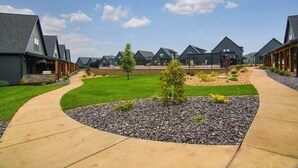 Un quartier résidentiel avec des maisons, une allée sinueuse et une pelouse bien entretenue.