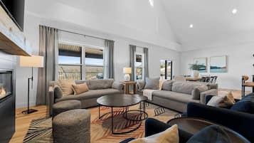 Televisión, chimenea y oficina