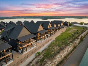 Exterior - Poolside Palace on Table Rock (Ridgedale)