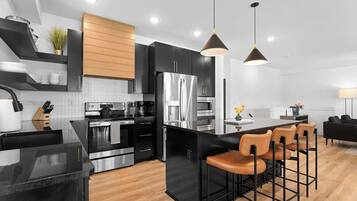 Réfrigérateur, four à micro-ondes, un four, surface de cuisson