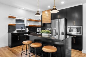 Køleskab, mikrobølgeovn, ovn, kogeplade