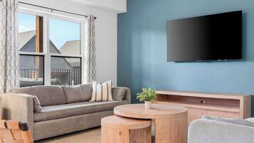 Televisión, chimenea y oficina