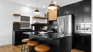 Een koelkast, een microgolfoven, een oven, een kookplaat