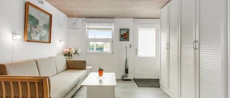 Een moderne woonkamer met een bank, salontafel en kunst aan de muur.
