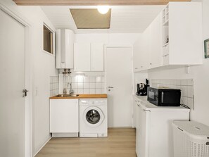 Kylskåp, mikrovågsugn, ugn och diskmaskin