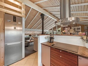 Køleskab, mikrobølgeovn, opvaskemaskine, køkkentøj/tallerkener/redskaber