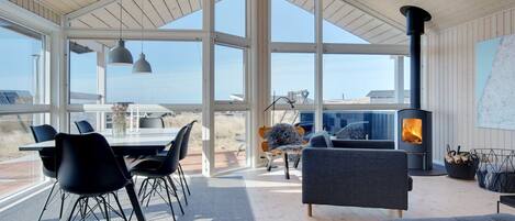 Een televisie, een open haard en een dvd-speler