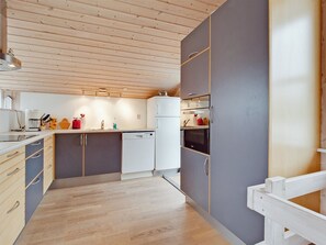 Køleskab, mikrobølgeovn, opvaskemaskine, køkkentøj/tallerkener/redskaber