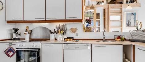 Kühlschrank, Mikrowelle, Ofen, Geschirrspüler