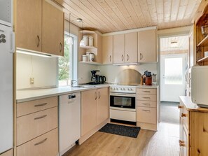 Jääkaappi, mikroaaltouuni, uuni, astianpesukone