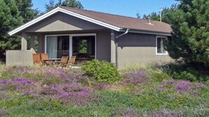 Einbungalow mit einer Veranda und einer Terrasse.