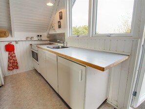 Jääkaappi, mikroaaltouuni, keittoastiat/astiat/ruokailuvälineet