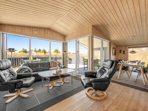 Fernseher, Kamin, DVD-Player