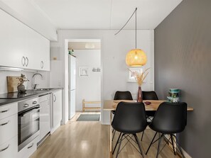 Kühlschrank, Geschirrspüler, Kochgeschirr/Geschirr/Besteck