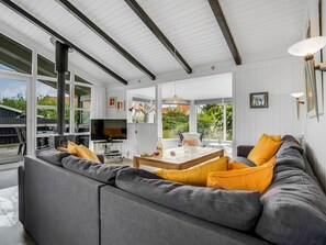 Tv, eldstad och dvd-spelare