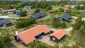 Eine Luftaufnahme eines Wohngebiets mit Häusern, die rote Dächer und Holzbalkone haben.