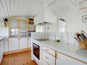 Kühlschrank, Mikrowelle, Geschirrspüler, Kochgeschirr/Geschirr/Besteck