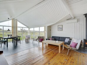 Fernseher, Kamin, DVD-Player