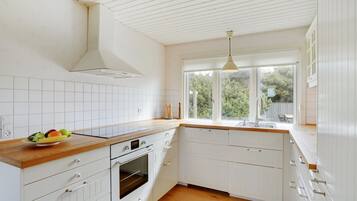 KĂŒhlschrank, Ofen, GeschirrspĂŒler, Kochgeschirr/Geschirr/Besteck