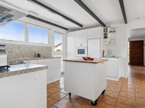 Een koelkast, een microgolfoven, een oven, een vaatwasser