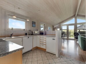 Kühlschrank, Mikrowelle, Geschirrspüler, Kochgeschirr/Geschirr/Besteck