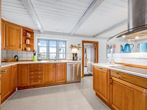 Fridge, microwave, dishwasher, cookware/dishes/utensils