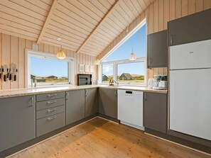 Kylskåp, mikrovågsugn, diskmaskin och grytor/köksredskap