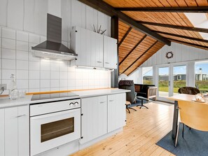 Køleskab, mikrobølgeovn, ovn, køkkentøj/tallerkener/redskaber