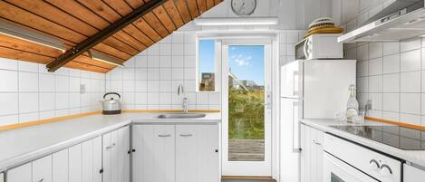 Réfrigérateur, micro-ondes, four