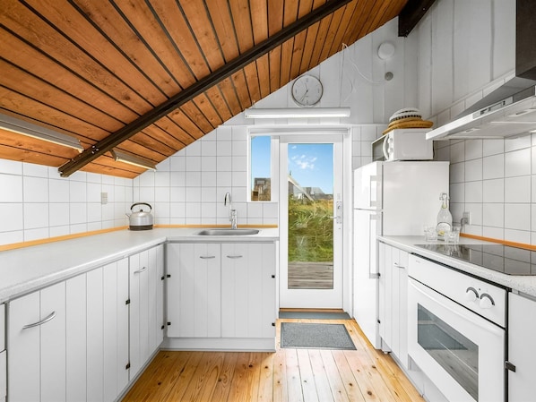 Køleskab, mikrobølgeovn, ovn, køkkentøj/tallerkener/redskaber