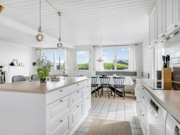 Køleskab, mikrobølgeovn, opvaskemaskine, køkkentøj/tallerkener/redskaber