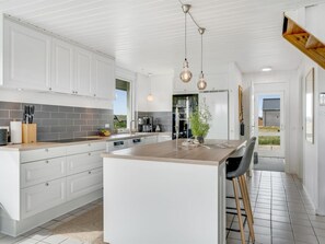 Køleskab, mikrobølgeovn, opvaskemaskine, køkkentøj/tallerkener/redskaber