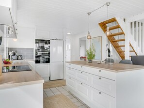 Køleskab, mikrobølgeovn, opvaskemaskine, køkkentøj/tallerkener/redskaber