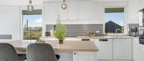 Fridge, microwave, dishwasher, cookware/dishes/utensils