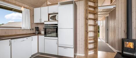 Refrigerador, microondas, lavavajillas y utensilios de cocina