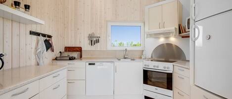 Een koelkast, een microgolfoven, een oven, een vaatwasser