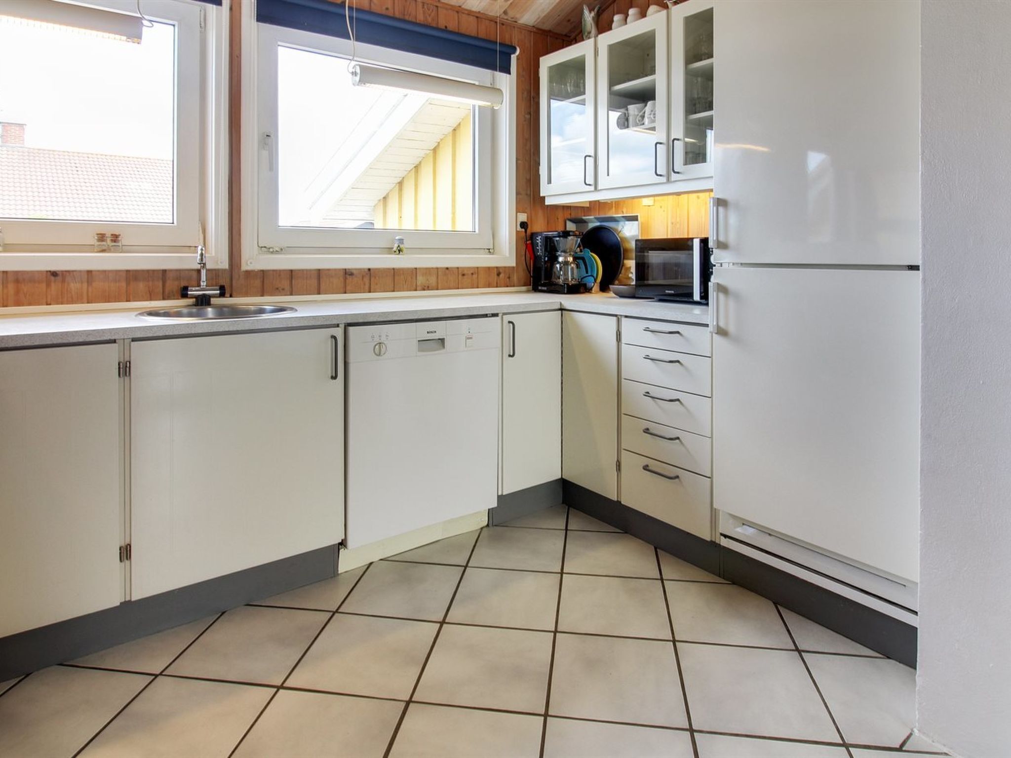 Fridge, microwave, dishwasher, cookware/dishes/utensils