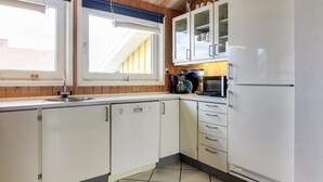 Kjøleskap, mikrobølgeovn, oppvaskmaskin og kjøkkenutstyr