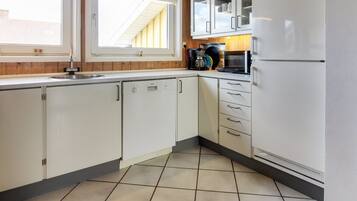 Fridge, microwave, dishwasher, cookware/dishes/utensils