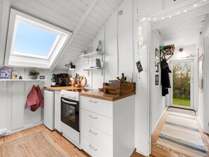 Kylskåp, mikrovågsugn, ugn och diskmaskin