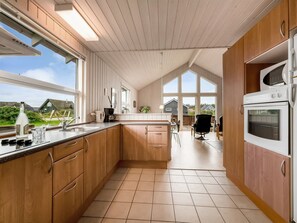 Køleskab, mikrobølgeovn, opvaskemaskine, køkkentøj/tallerkener/redskaber