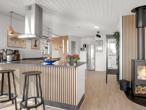 Een koelkast, een magnetron, een oven, een vaatwasser